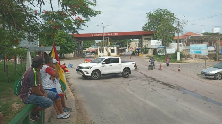 Manifestantes bloqueiam fronteira entre Brasil e Bolívia em Mato Grosso do Sul