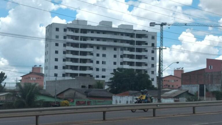 Bandidos invadem obra em Rio Branco, fazem vigias reféns e levam materiais avaliados em R$ 300 mil