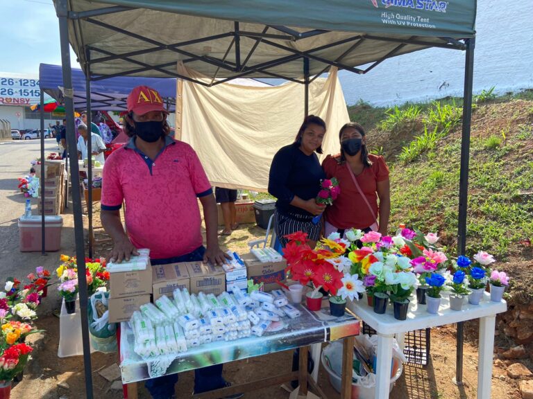 Vendendo velas há quase 30 anos em cemitério, acreano diz que ‘crise chegou’ e fez produto ‘aumentar muito’