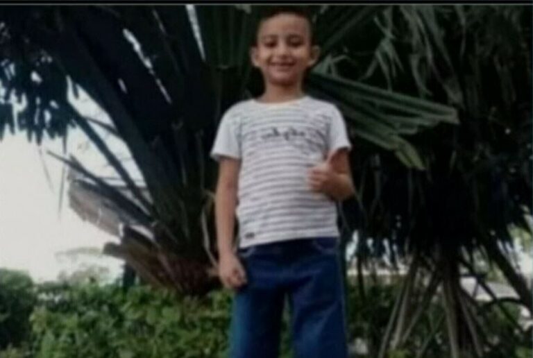 Garoto morre ao cair de bicicleta e bater a cabeça no chão