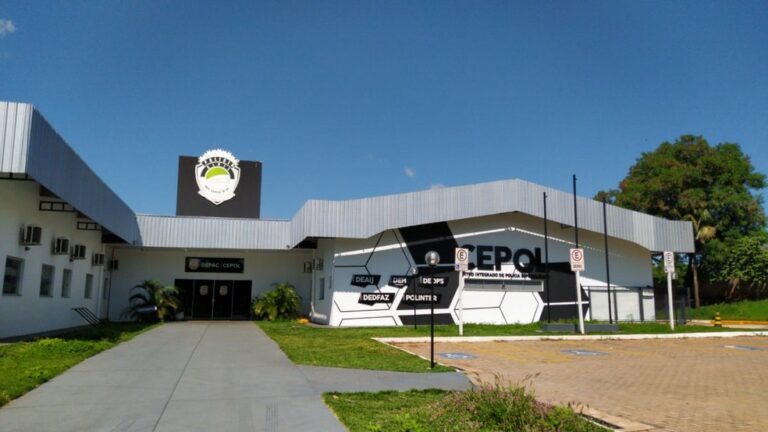 Homem diz ter matado duas pessoas e relata tiro na cabeça ao pedir socorro em residência