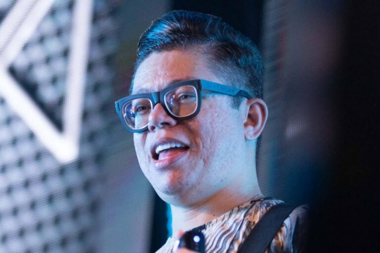 DJ Ivis gera revolta ao publicar vídeo em que é tietado por fãs