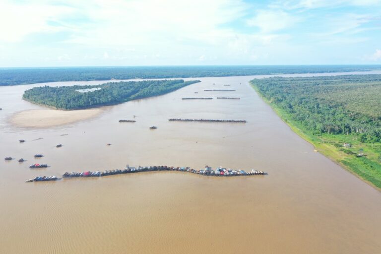 Rio na Amazônia é invadido por centenas de balsas de garimpo ilegal