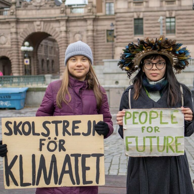 Txai Suruí, indígena rondoniense que discursou na COP26, protesta com Greta Thunberg na Suécia
