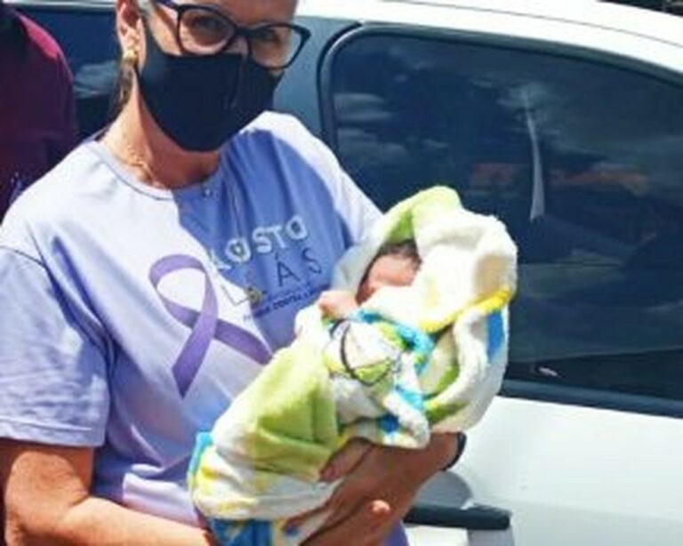 Polícia recolhe recém-nascida sozinha em colchão após constatar que mãe e avó estavam ‘visivelmente drogadas’