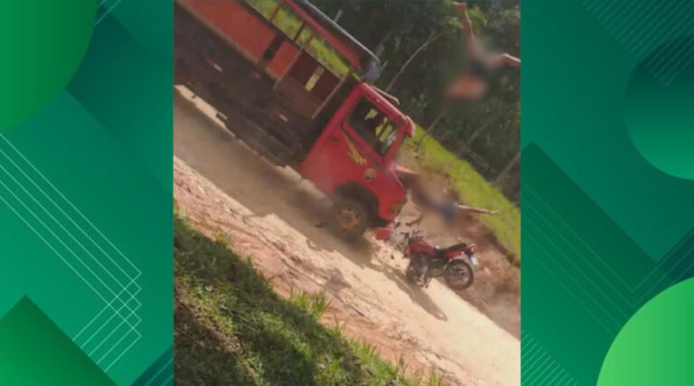 Adolescentes morrem após baterem moto em caminhão no AC; veja vídeo do momento do acidente