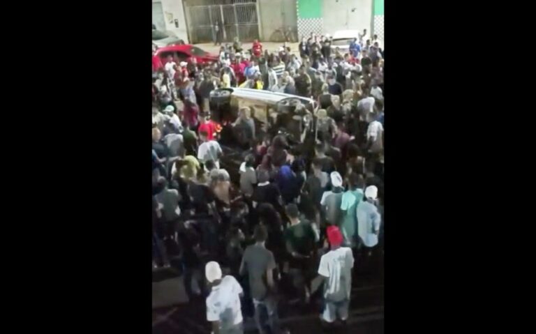 Motorista avança com carro em multidão e atropela pessoas em festa; carro é virado por testemunhas