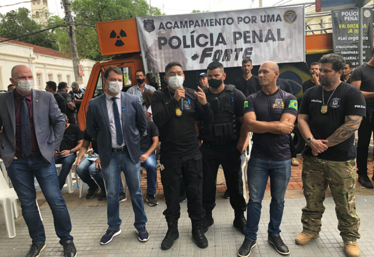 Roberto Duarte conversa com os servidores do sistema penal e manifesta apoio à categoria