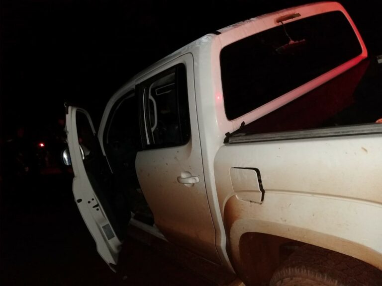 Ao verificar ‘cheiro estranho’ em caminhonete, família é rendida e tem veículo roubado