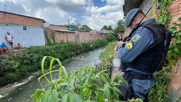 Corpo de mulher morta a facadas é encontrado em igarapé