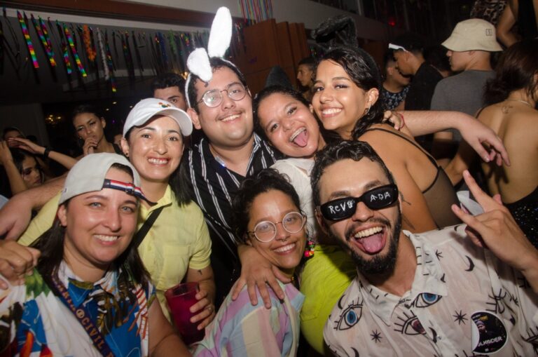 Carnaval das Atléticas reúne milhares de foliões no Maison Borges; confira tudo que rolou!