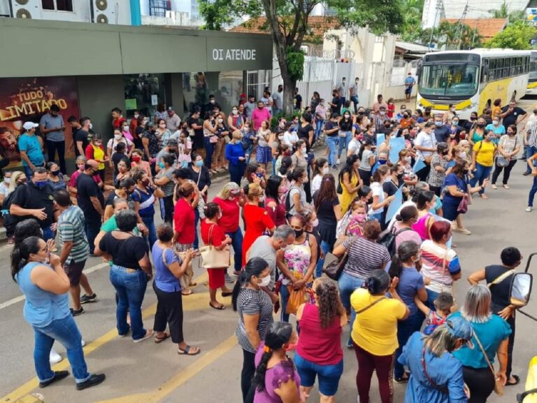Pedindo inclusão em PL que pagará abono, servidores administrativos da Educação fazem manifestação em frente à Casa Civil
