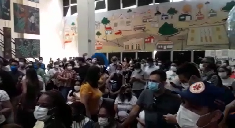 Vídeo: Dentro da Sesacre, trabalhadores da saúde cantam Hino Nacional e ato segue para Casa Civil