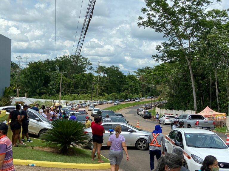 Estrada do Calafate tem filas de carro e trânsito congestionado devido à quantidade de público no Morada da Paz; fotos