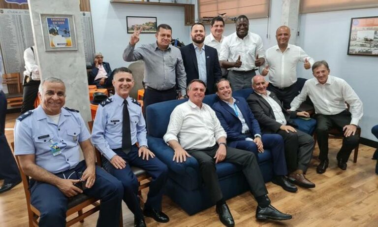 Após gol do Palmeiras, Bolsonaro posta foto vendo final de Libertadores com militares