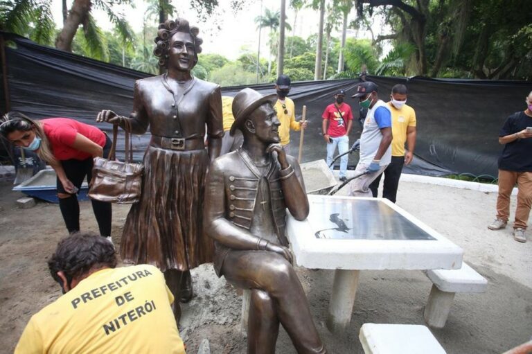 Estátuas de Paulo Gustavo e Dona Hermínia são inauguradas em Niterói