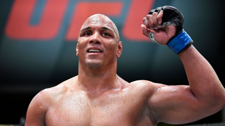 ‘Pezão’ celebra vitória rápida, isenta árbitro de culpa e ignora polêmica sobre bônus