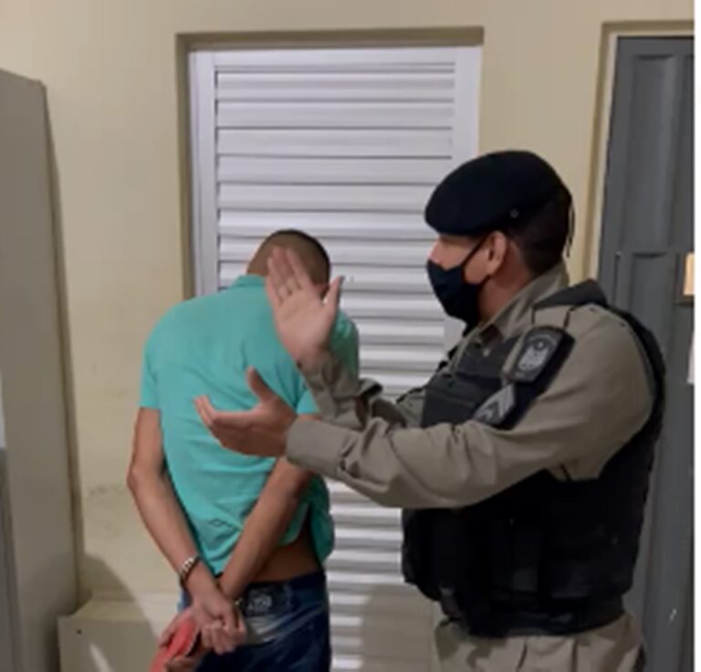 PMs cantam parabéns para homem preso no Acre e caso vai parar na corregedoria