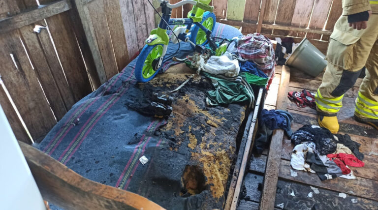 Casa de madeira é parcialmente destruída por incêndio no Juruá; imagens tristes