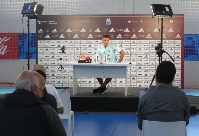 Scaloni confirma Messi, ainda avalia Paredes e diz que Brasil “é o mais vertical dos últimos tempos”