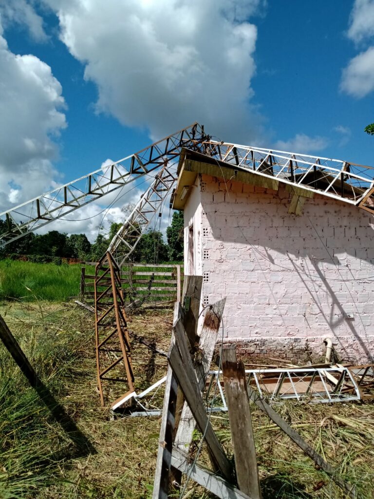 Após queda de torre causada por ação da prefeitura, Rádio Difusora de Tarauacá está fora do ar