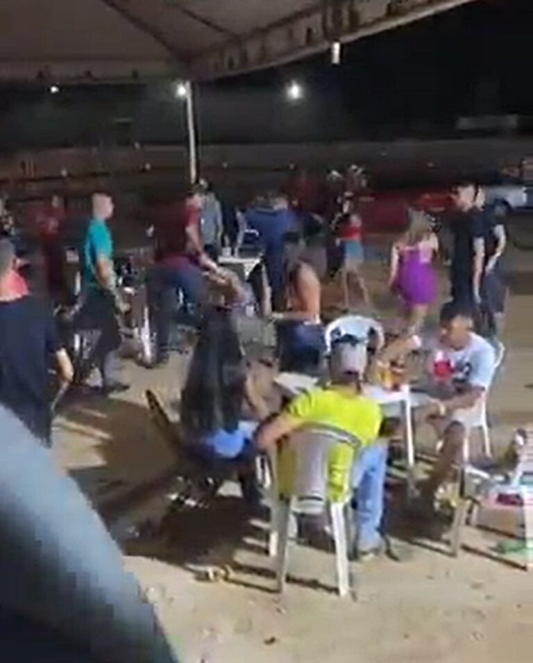 Mulher trans é arrastada pelo pescoço em bar de Sena Madureira após suposta briga; vídeo