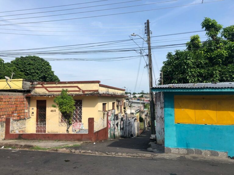 Mulher é jogada de escada pelo companheiro em Manaus