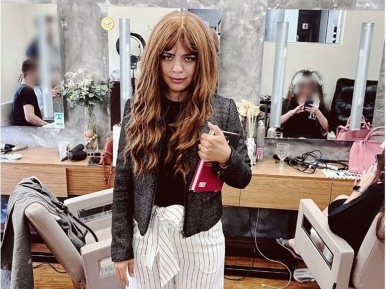 Vestida de ‘Flordelis’, dona de salão faz concurso de halloween entre funcionários