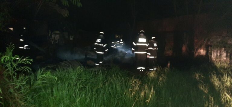 Ao apagar fogo e fazer rescaldo em imóvel de MS, bombeiros acham corpo de mulher carbonizado