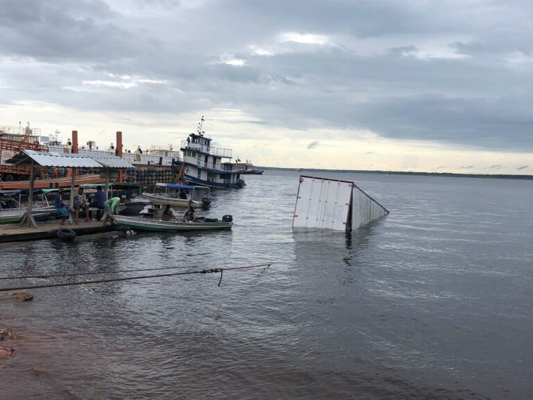 Motorista perde controle da direção e caminhão vai parar no Rio Negro, em Manaus