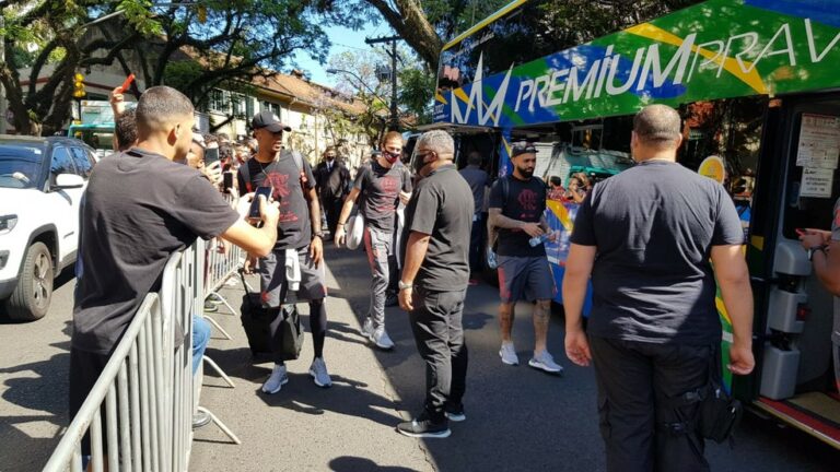 Flamengo deixa hotel e embarca para o Uruguai para a disputa da final da Libertadores