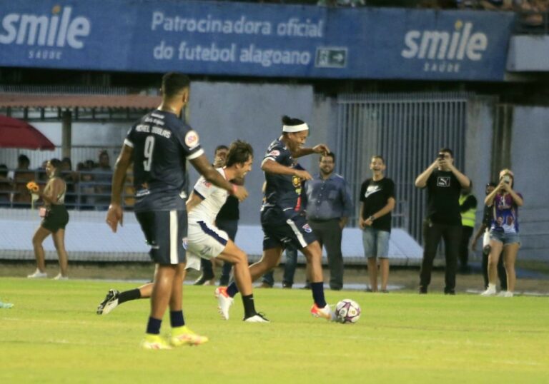 Rolê aleatório: em Maceió, Ronaldinho Gaúcho joga ao lado de Compadre Washington e do filho de Ronaldo