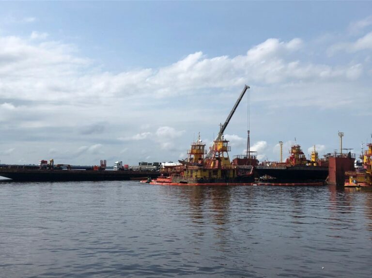 Balsa carregada com mercadorias afunda em Porto de Manaus