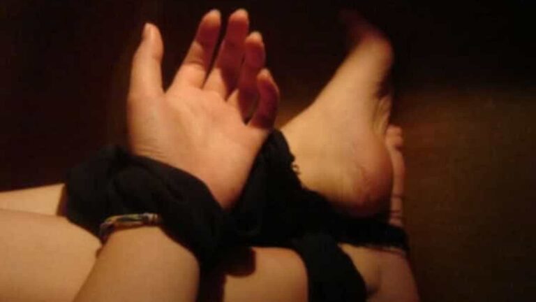 Jovem é amarrada e amordaçada e suspeitos deixam ‘aviso’: ‘para seu marido aprender pelo que ele fez’
