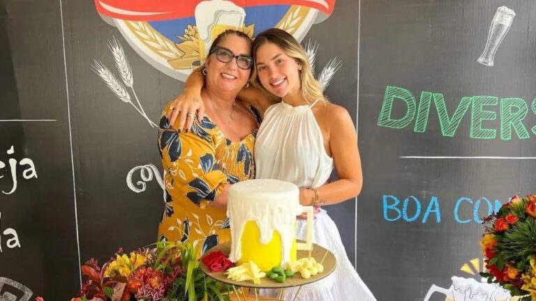 Vídeo: Virgínia Fonseca surpreende a mãe com malote de dinheiro