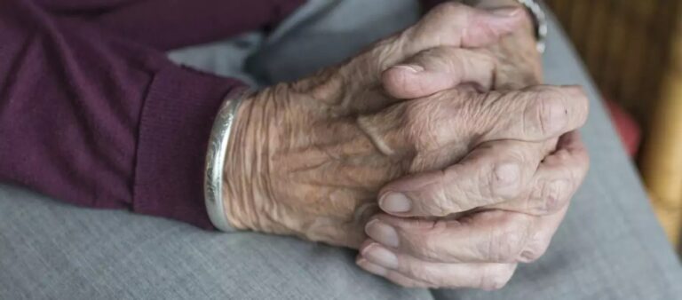 Ao questionar marido, idosa é agredida com barra de ferro e ameaçada: ‘Cortar o pescoço’