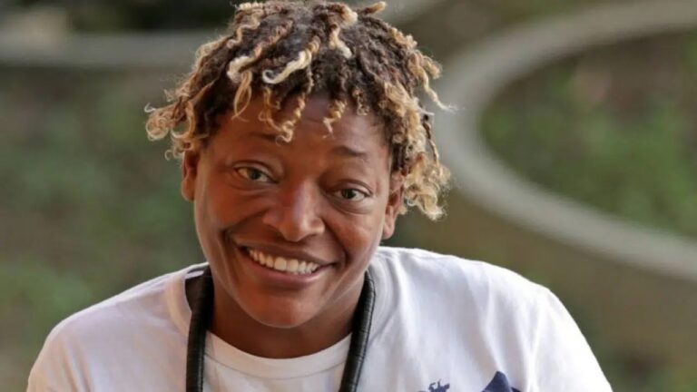 Em clique raro, Mart’nália surge trocando beijos com a namorada