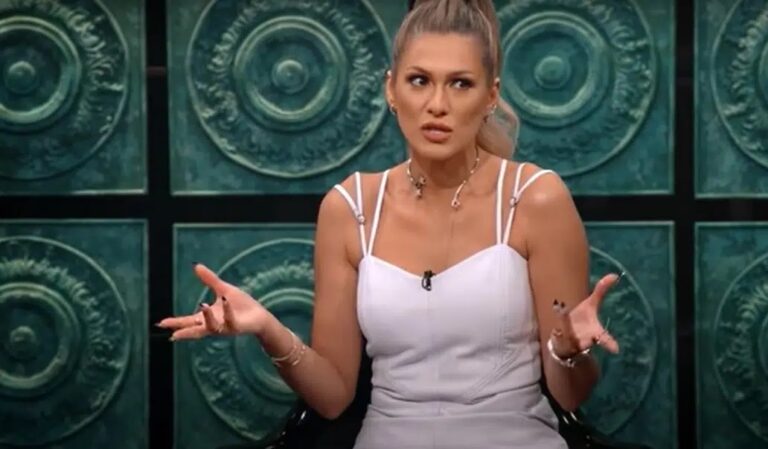 Lívia Andrade faz tratamento no ânus