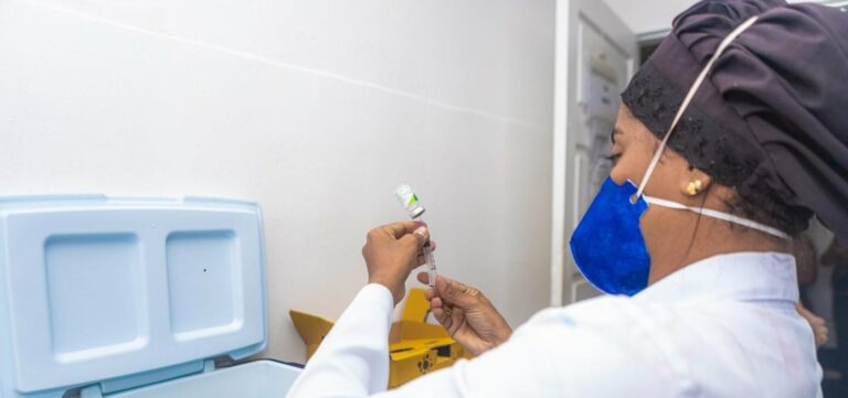 Em meio a surto, Brasil tem 12 milhões de vacinas contra gripe paradas