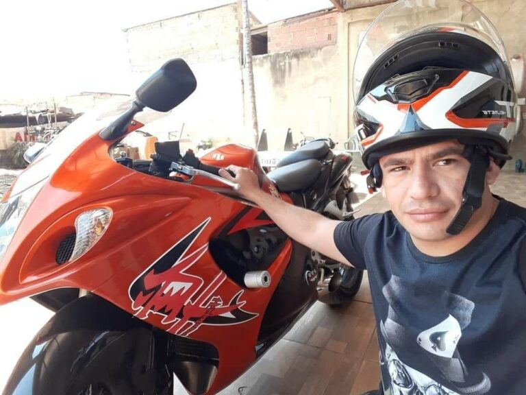 Motociclista quebra o pescoço e morre na hora ao colidir contra carro