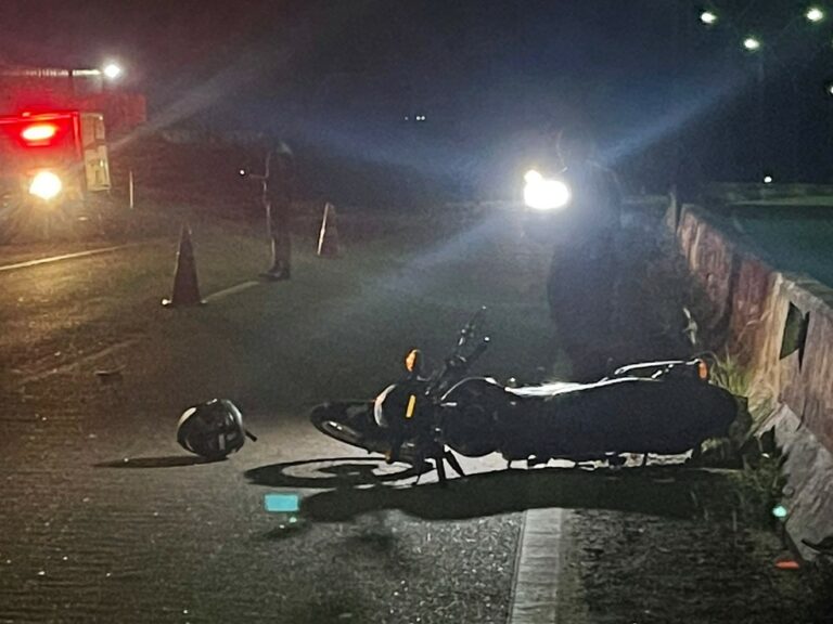 Mulher morre ao cair de moto e ser atropelada por carro