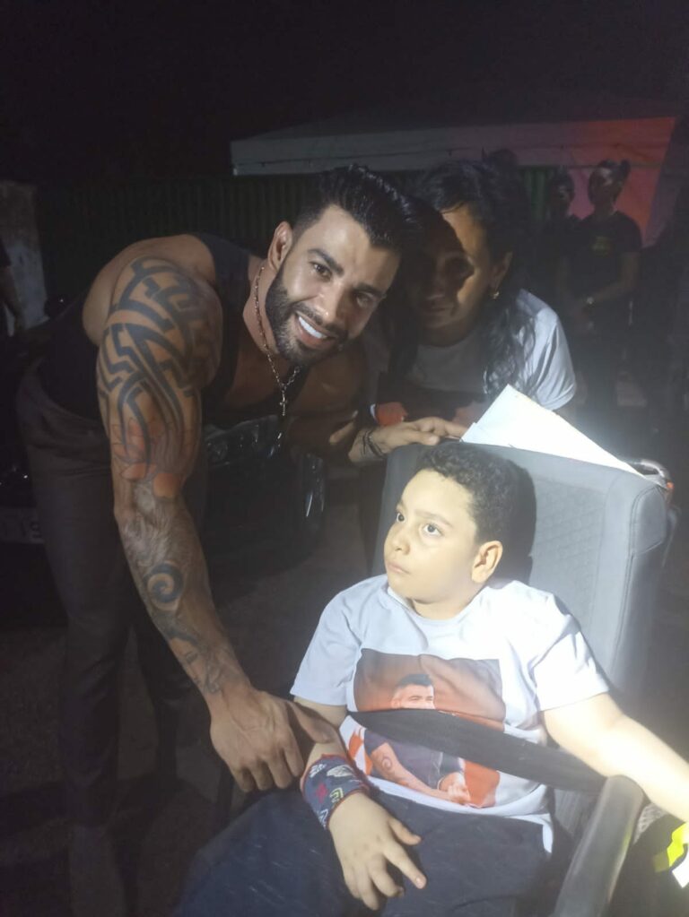 No AC, criança com hidrocefalia realiza sonho de conhecer Gusttavo Lima: “Escuta dia e noite”