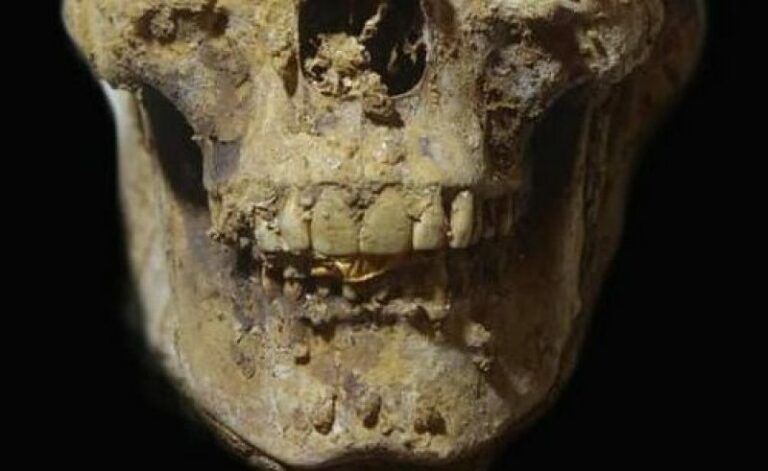 Arqueólogos encontram múmias com línguas de ouro no Egito