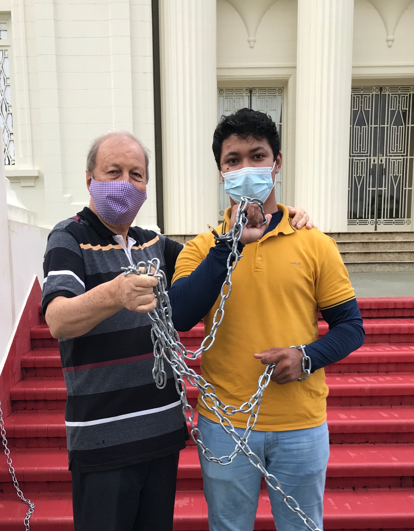 Padre visita jovem do cadastro de reserva da PC acorrentado em frente ao Palácio Rio Branco há 6 dias