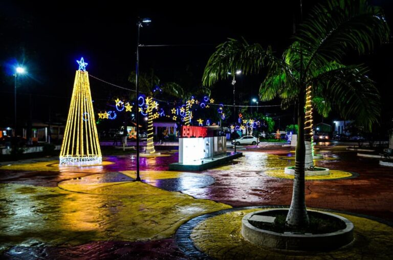 Decoração natalina ⁣da Praça do Seringueiro⁣, em Brasiléia