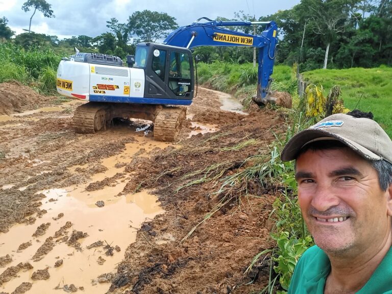 Deracre restaura ramais em Sena mesmo durante forte inverno: “Melhorando a vida do trabalhador”