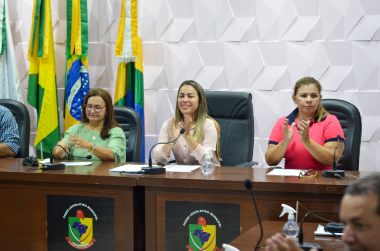 Fernanda Hassem entrega à Câmara projeto de lei que concede abono salarial para educação municipal