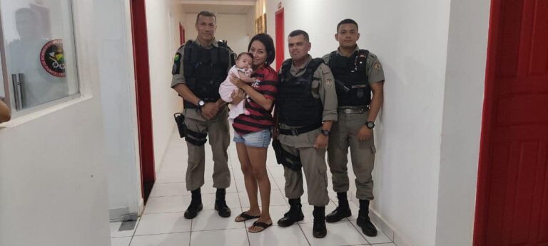 Policiais militares do Acre salvam bebê de 3 meses engasgado com leite materno