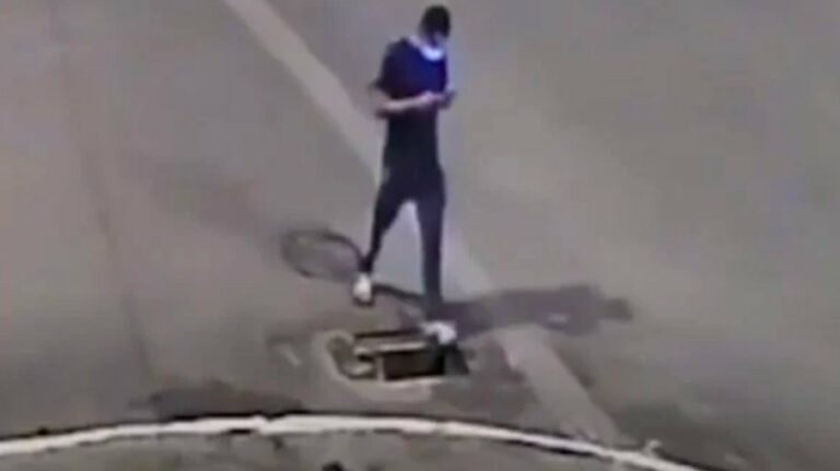Vídeo: homem caminha olhando o celular e cai em bueiro sem tampa