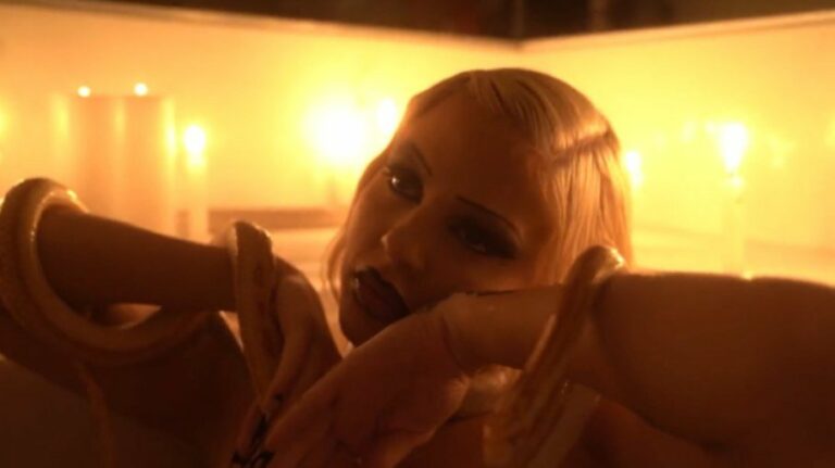 Luísa Sonza grava rodeada de cobras para novo clipe: ‘Passei muito perrengue’